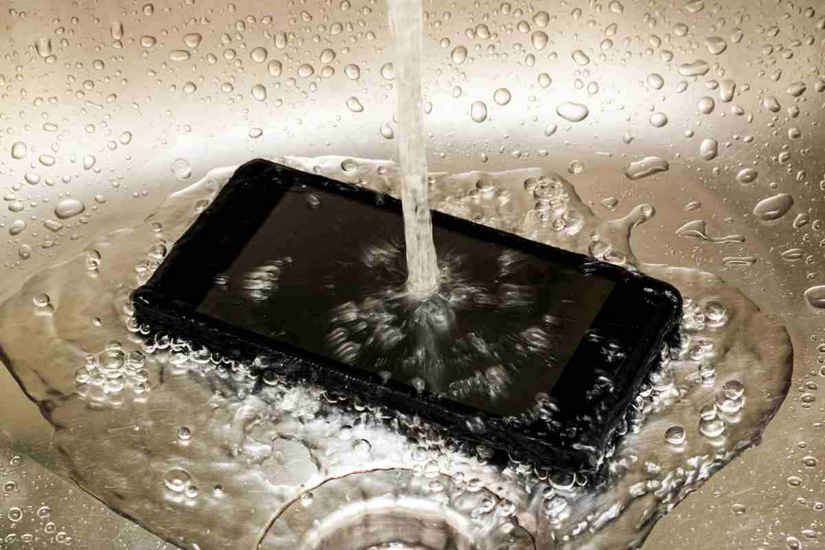 Telefono caduto in acqua: cosa fare?